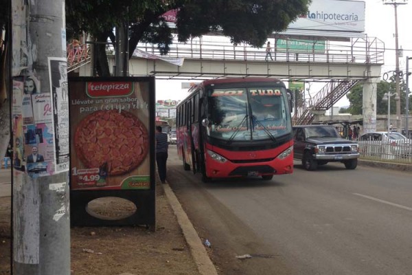 TUDO bus passing the metrocentro in Santa Ana, El Salvador